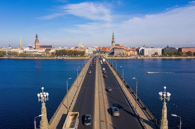 Vue magique du coucher de soleil sur le pont principal qui mène au centre de la vieille ville de Riga, en Lettonie.