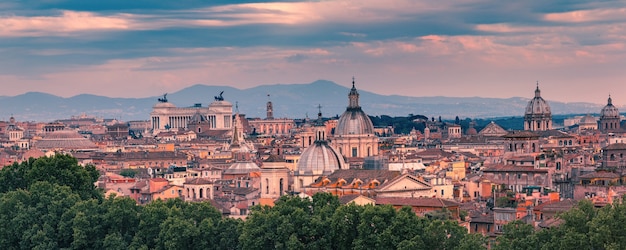 Vue magnifique aérienne panoramique de Rome avec l'autel de la patrie et les églises au coucher du soleil à Rome, Italie