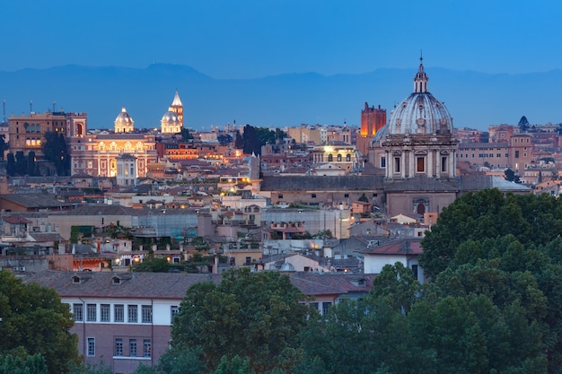 Vue magnifique aérienne de Rome avec des toits et des églises au coucher du soleil à Rome, Italie