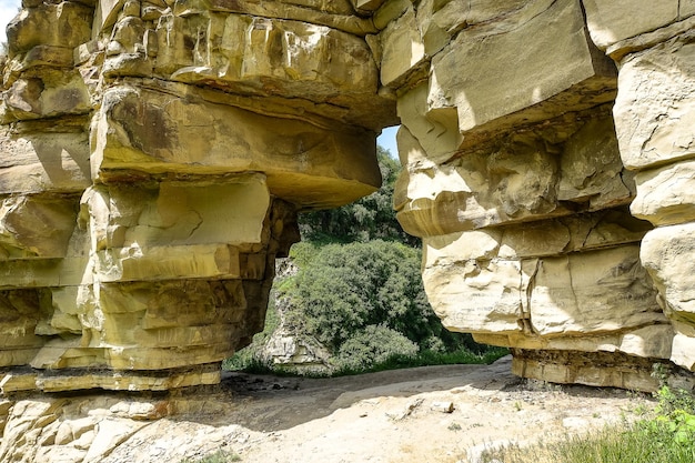 Vue magnifique sur l'arche rocheuse du col d'Aktoprak dans le Caucase Russie juin 2021