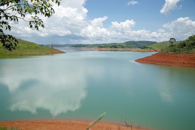 Vue sur un magnifique barrage en forme de lagon avec paysage en arrière-plan