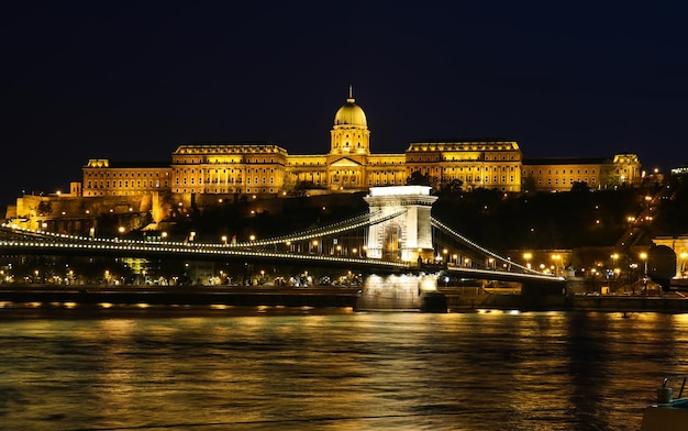 Vue sur le magnifique bâtiment illuminé à Budapest