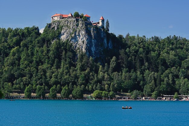 Vue sur le magnifique château de Bled avec le lac de Bled en Slovénie