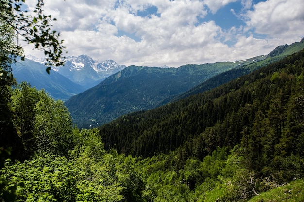 Vue magnifique fabuleuse des montagnes et du ciel de Caucase