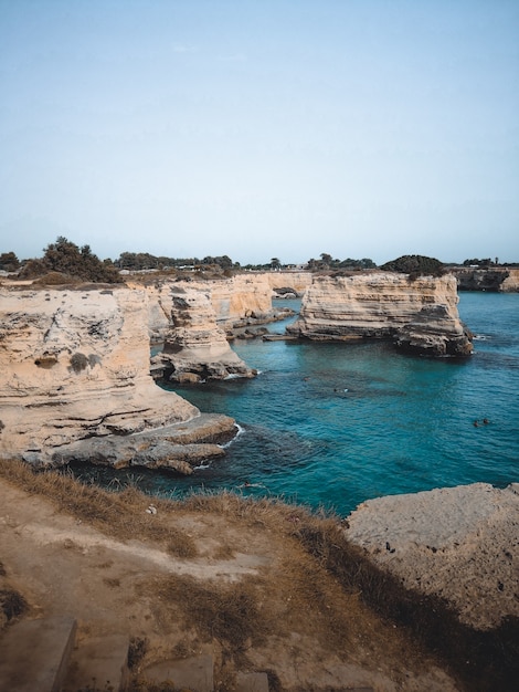 Une vue magnifique sur les faraglioni di sant'andrea dans les Pouilles