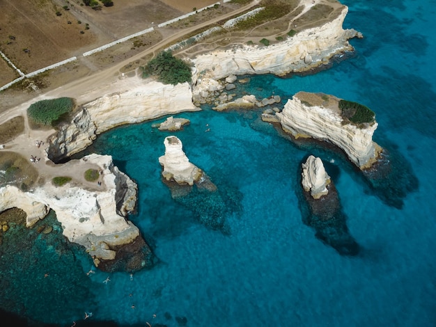 Une vue magnifique sur les faraglioni di sant'andrea dans les Pouilles