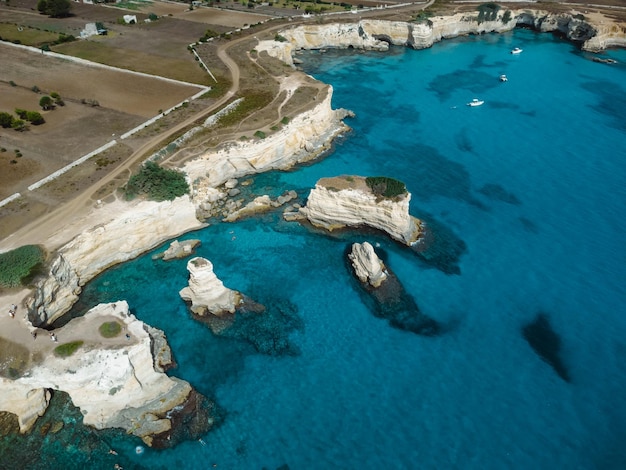 Une vue magnifique sur les faraglioni di sant'andrea dans les Pouilles