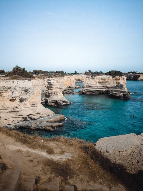 Une vue magnifique sur les faraglioni di sant'andrea dans les Pouilles