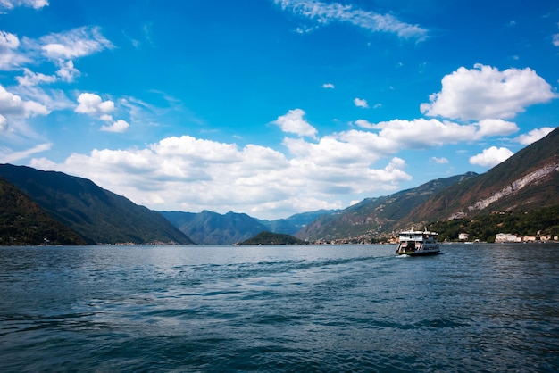 Vue sur le magnifique lac de Côme en Italie en été