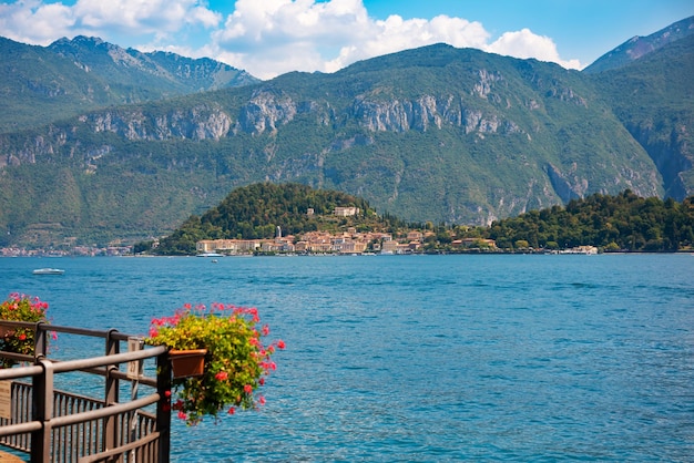 Vue sur le magnifique lac de Côme en Italie en été