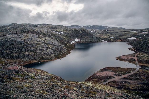 Vue sur un magnifique lac de montagne sur la péninsule de Kola