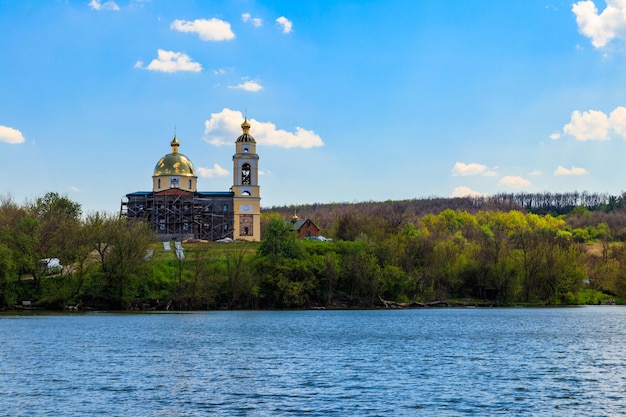 Vue sur le magnifique lac et la vieille église orthodoxe sur un rivage
