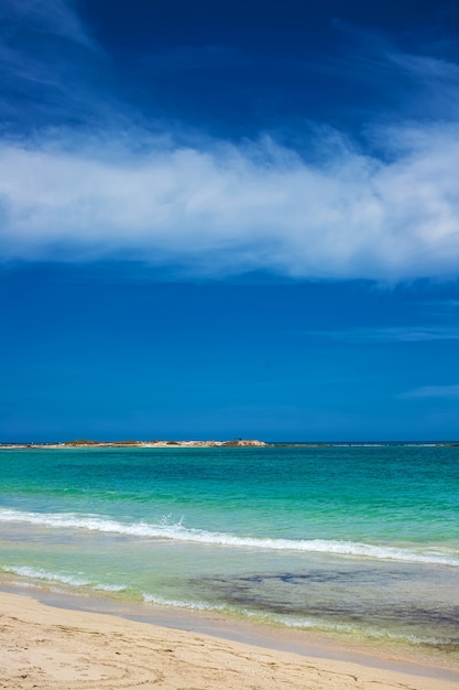 vue magnifique sur le lagon bord de mer plage de sable blanc et mer bleue. l'île de Djerba. Tunisie