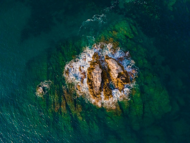 vue magnifique sur la mer et la côte depuis les airs