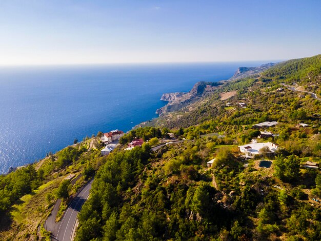 vue magnifique sur la mer et la côte depuis les airs