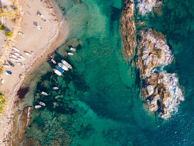 vue magnifique sur la mer, la plage rocheuse et la nature depuis les airs