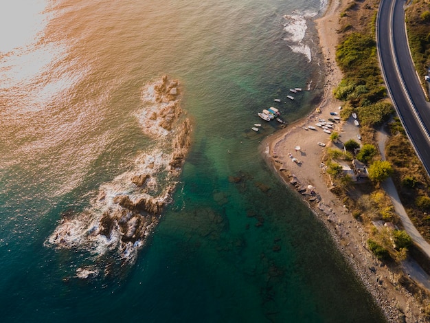 vue magnifique sur la mer, la plage rocheuse et la nature depuis les airs