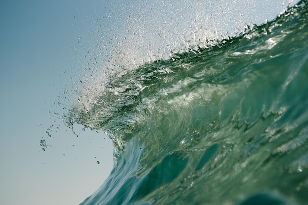 Vue magnifique sur une mer d'un vert éclatant avec des marées vicieuses montant et descendant sur elles-mêmes