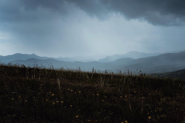 Vue magnifique sur les nuages de pluie sur les montagnes