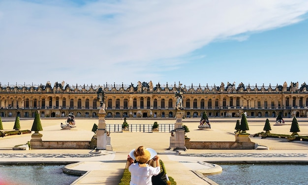 Vue sur le magnifique palais et le parc de Versailles, résidence historique du complexe en France