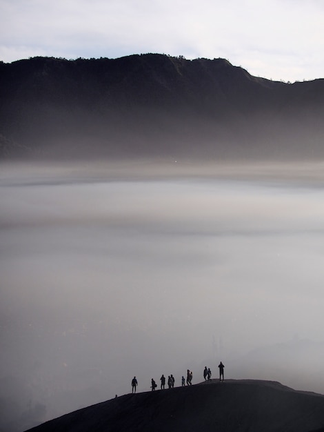 Photo vue magnifique sur le parc bromo tengger semeru par un matin brumeux vu depuis le mont bromo