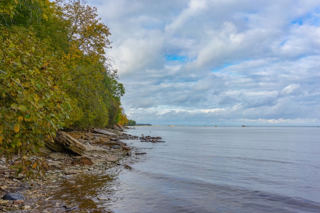 Vue magnifique paysage d'automne avec la mer