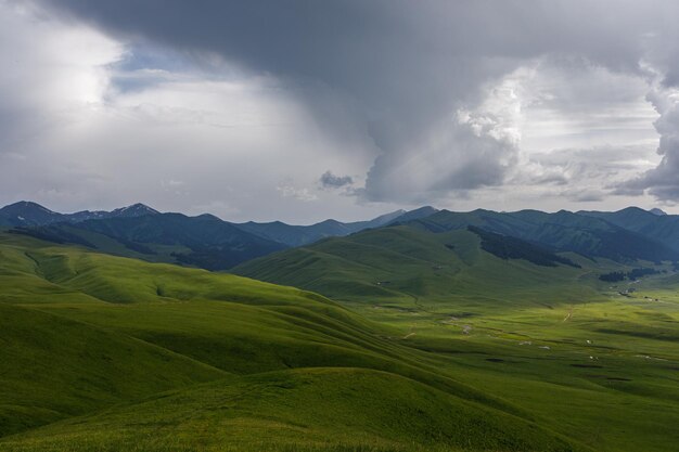 Vue sur un magnifique paysage de montagne