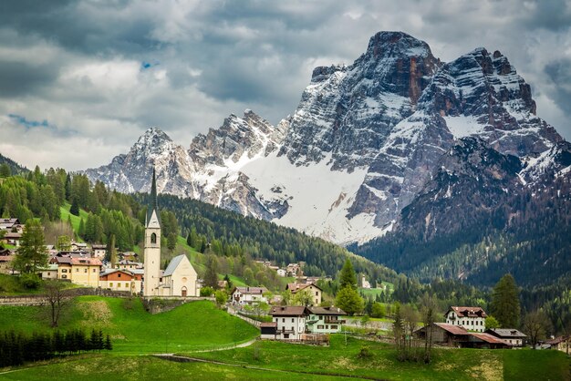 Vue magnifique sur la petite ville de Santa Luccia dans les Dolomites