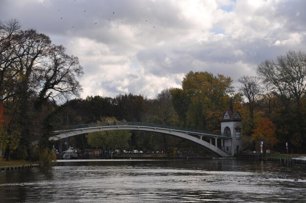 Vue sur le magnifique pont sur la rivière. Pont avec une tour. 27 octobre 2013, Berlin, Allemagne.