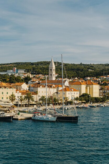 Une vue magnifique sur le port de plaisance et la vieille ville de l'île de Supetar Brac en Croatie Une belle journée ensoleillée