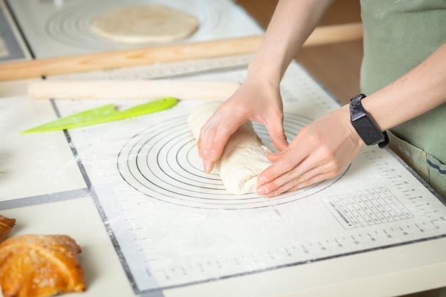 Vue des mains de femme avec bracelet de fitness électronique cuisiner des gâteaux faits maison