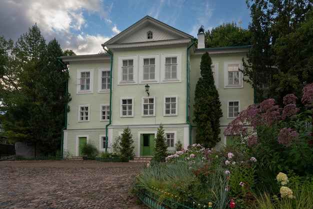 Vue de la maison de l'abbé dans la Sainte Dormition PskovPechersk Monastère Pechory région de Pskov Russie