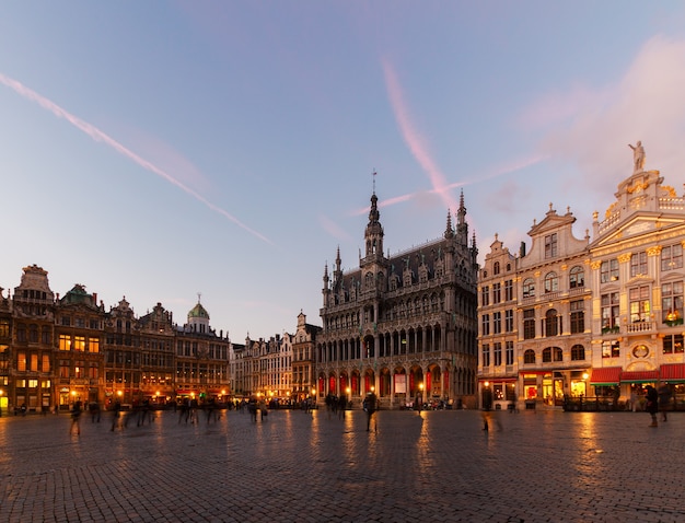 Vue de la Maison du Roi illuminée et de la place de la ville la nuit, Bruxelles, Belgique