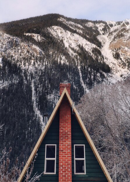 Photo vue de la maison sur la montagne