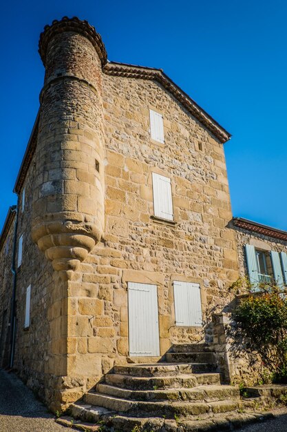 Vue sur une maison en pierre du 15ème siècle avec tour de guet à Boucieu Le Roi en Ardèche (France)