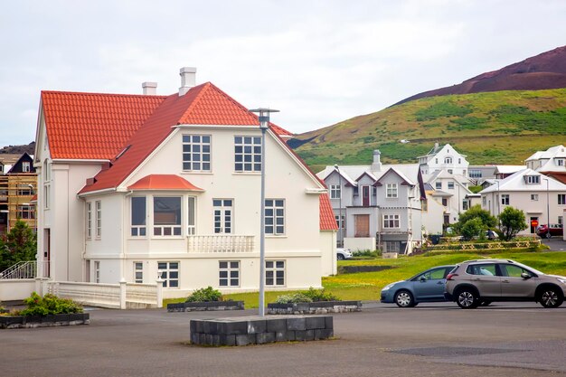 Vue sur les maisons et bâtiments sur l'île Heimaey de l'archipel de Vestmannaeyjar Islande