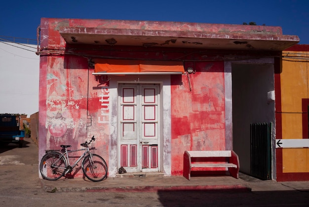 Vue des maisons colorées typiques de Linosa