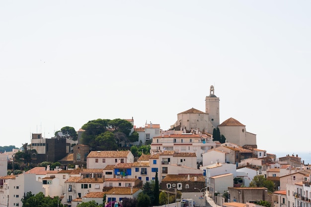 Vue sur les maisons et l'église de la ville thermale de Cadaques.