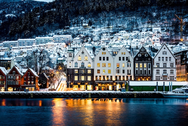 Vue des maisons hanséatiques de Bergen à Noël