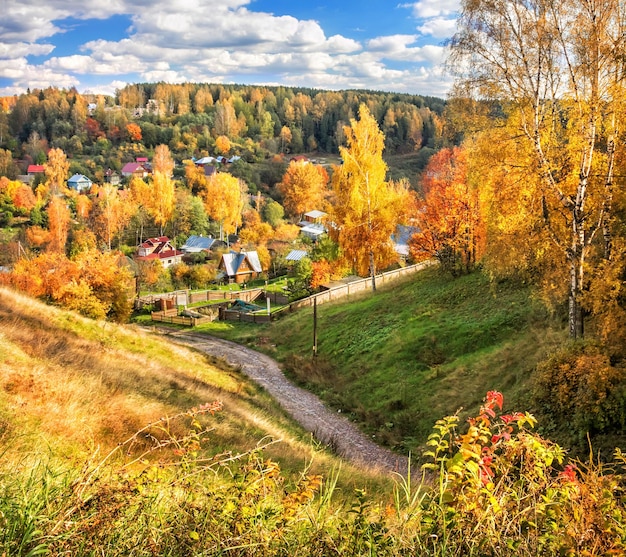 Vue sur les maisons Ples et le chemin entre deux collines par une journée ensoleillée d'automne