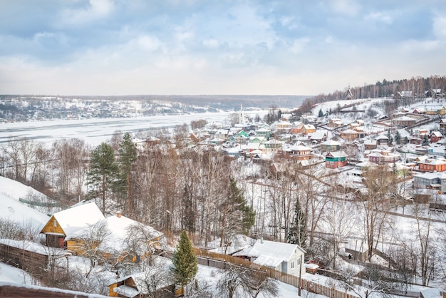 Vue sur les maisons de Plyos et l'église de Varvara de la hauteur de la montagne de la cathédrale sur une journée d'hiver enneigée