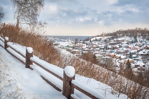 Vue sur les maisons de Plyos et l'église de Varvara sur une journée d'hiver enneigée