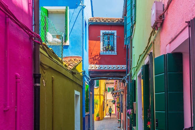 Photo vue sur les maisons vénitiennes colorées des îles de burano à venise