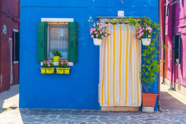 Photo vue sur les maisons vénitiennes colorées des îles de burano à venise