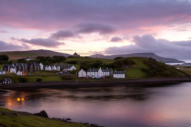 Une vue majestueuse du port de Portree au crépuscule éclairé par le coucher du soleil et les lumières scintillantes