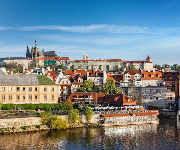 Vue sur Mala Strana et le château de Prague sur la rivière Vltava