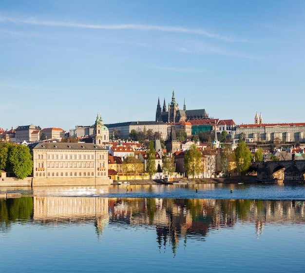 Vue de Mala Strana et du château de Prague sur la Vltava