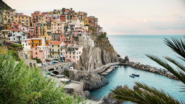 Vue de Manarola au coucher du soleil en Italie