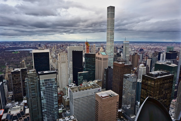 Vue de Manhattan, New York, un jour nuageux. La photo met en évidence les 432 Park Avenue Condominiums