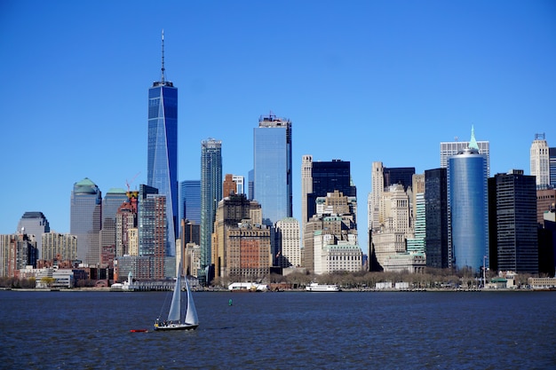 Vue de Manhattan, New York (USA), de la mer. Un voilier apparaît au premier plan